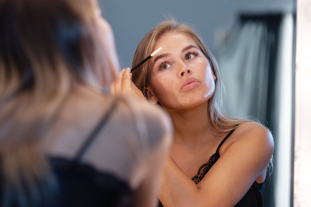 Augenbrauen mit Mascara schminken – Tipps und Tricks